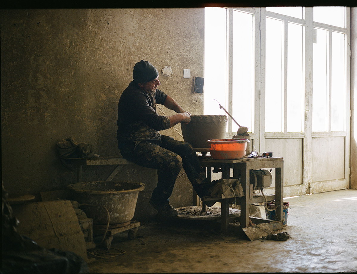 Van klei tot kunst: Michalis de pottenbakker laat traditie leven